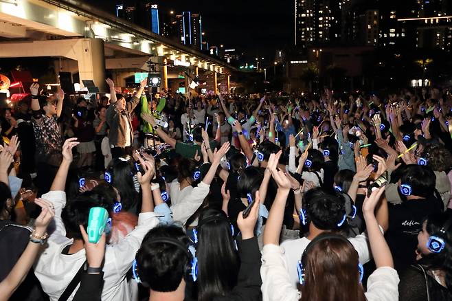 A Silent Disco party held at Banpo Hangang Park on Sept. 22 (Silent Disco Korea)