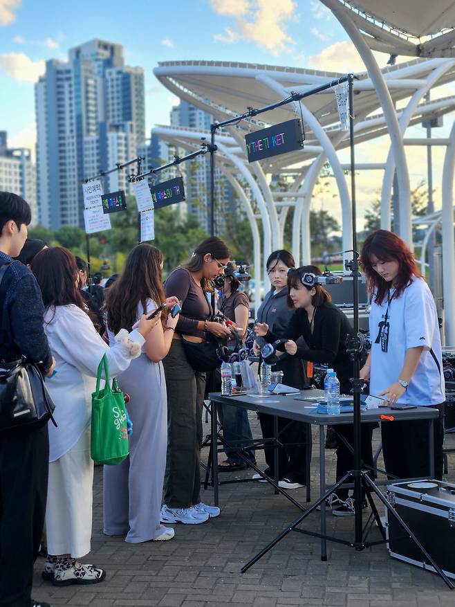 Lines formed at the ticket booth for a silent disco at Banpo Hangang Park on Sept. 22. (Song Seung-hyun/The Korea Herald)