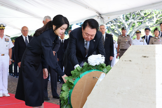 President Yoon Suk Yeol, right, and first lady Kim Keon Hee lay wreaths at the National Memorial Cemetery of the Pacific in Honolulu to respects to fallen veterans of the 1950-53 Korean War on July 8. [JOINT PRESS CORPS]