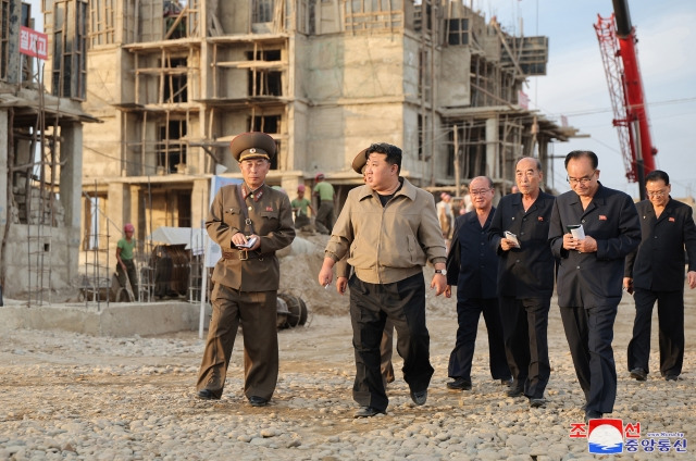 북한 김정은, 평안북도 수해지역 복구건설사업 현지지도. 조선중앙통신, 연합뉴스