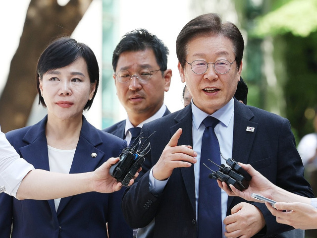 더불어민주당 이재명 대표가 30일 오후 서울 서초구 서울중앙지법에서 열린 위증교사 혐의 관련 1심 결심공판에 출석하고 있다. 연합뉴스