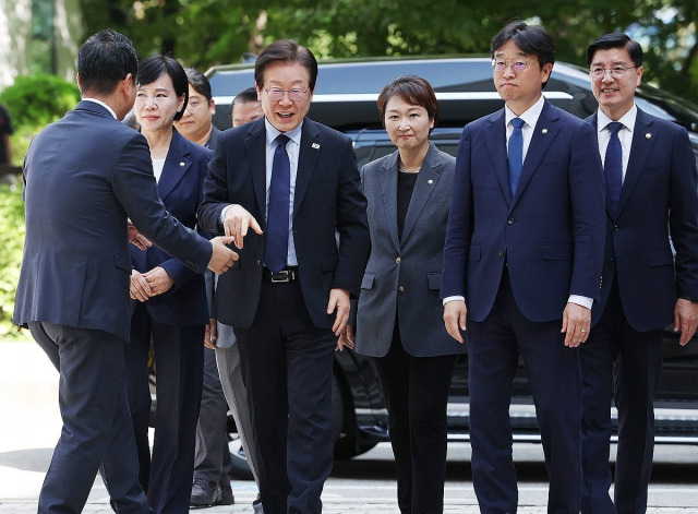 더불어민주당 이재명 대표가 30일 오후 서울 서초구 서울중앙지법에서 열린 위증교사 혐의 관련 1심 결심공판에 출석, 법원에 도착하고 있다. 연합뉴스