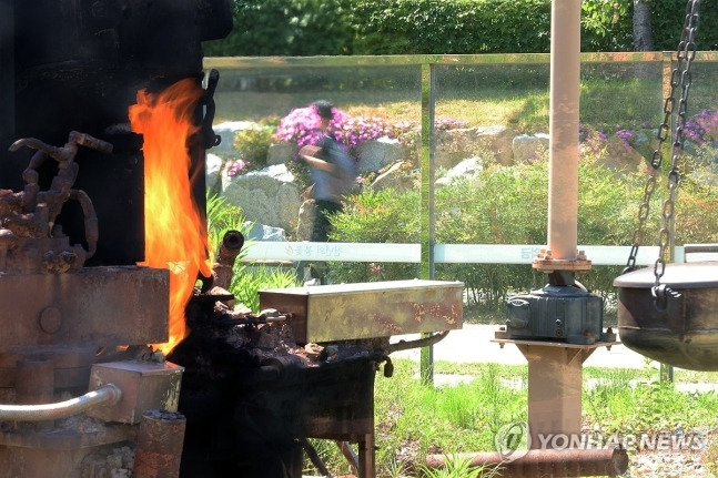 3일 경북 포항시 남구 대잠동 철길숲 불의 정원에서 천연가스 불꽃이 타오르고 있다. 현재는 불꽃이 꺼진 상태다.[사진 제공 = 연합뉴스]