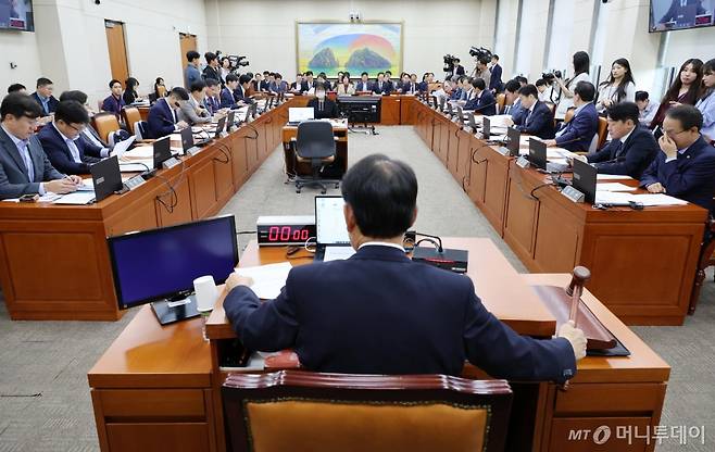 25일 오후 서울 여의도 국회에서 열린 정무위원회 전체회의에서 윤한홍 법위원장이 안건을 상정하며 의사봉을 두드리고 있다. 2024.09.25.  /사진=뉴시스