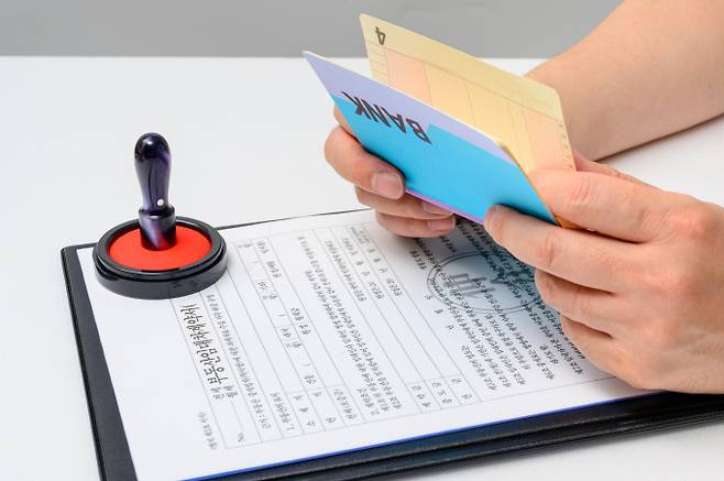 LH가 분양주택 자격검증 서류 제출을 간소화하는 '페이퍼리스 청약서비스'를 도입했다. /사진=이미지투데이