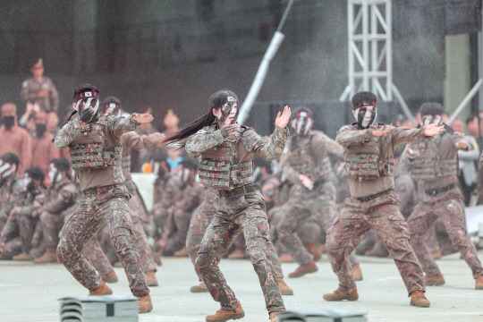 육군 1군단 특공연대 장병들이 경기도 양주시 가납리비행장에서 열린 ‘2024 아미타이거(Army TIGER) 드론봇 페스티벌’에서 특공무술 시범을 보이고 있다. 육군 제공