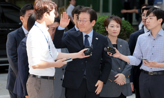 이재명 더불어민주당대표가 30일 오후 서울 서초구 서울중앙지법에서 열린 위증교사 혐의 관련 1심 결심공판에 출석하기 위해 법정으로 향하며 지지자들을 향해 손을 흔들고 있다. 연합뉴스