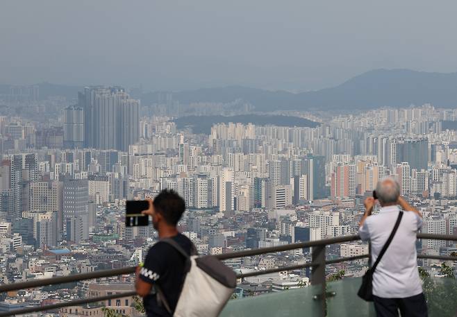 서울 남산에서 바라본 아파트 단지. [연합]