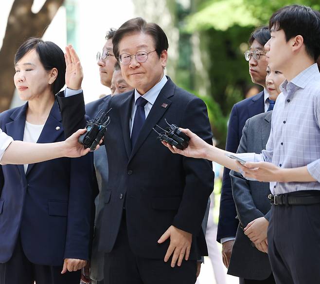 이재명 더불어민주당 대표가 30일 오후 서울 서초구 서울중앙지법에서 열린 위증교사 혐의 관련 1심 결심공판에 출석, 지지자들을 향해 손을 들어 인사하고 있다. [연합]