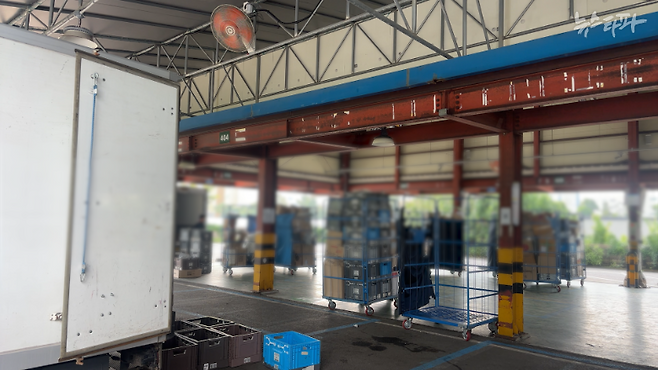 지난 8월 23일 제주도 서귀포시에 있는 쿠팡 제주2캠프의 모습. 파란색 롤테이터(쿠팡에서 쓰는 이동형 배송 케이지) 안에 배송 상품들이 가득 쌓여 있다.&nbsp;&nbsp;