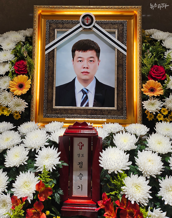 쿠팡 사망 배송기사 고 정슬기 씨의 영정 사진. 경기도 남양주에서 야간 배송기사로 일했던 슬기 씨는 업무 시작 14개월만에 사망했다.&nbsp;