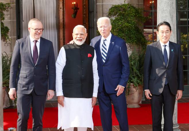 인도는 중·러 주도의 브릭스 회원국이면서 미국·일본·호주와 함께 중국을 견제하는 안보협의체 쿼드(QUAD) 가입국이다. 인도는 쿼드 정상회의 때마다 북한의 핵무기 개발을 규탄해왔다. 사진은 지난 22일 미국 델라웨어주 윌밍턴에서 열린 쿼드 정상회의 직전에 4개국 정상이 만나는 모습. 인도 총리실 홈페이지 캡처