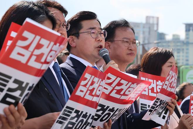 더불어민주당 박찬대 원내대표가 30일 서울 용산구 대통령실 앞에서 열린 김건희 여사 특검법, 순직해병특검법·지역사랑상품권법 거부권 규탄 야5당 긴급 기자회견에서 발언하고 있다. 연합뉴스