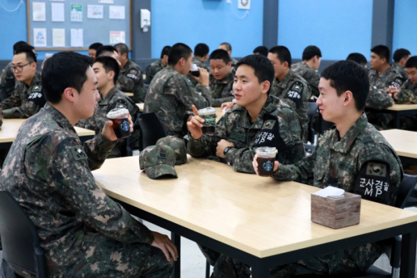 스타벅스가 24일 육군 제5보병사단에 아이스 커피를 전달해 장병들이 커피를 마시고 있는 모습. 스타벅스 코리아