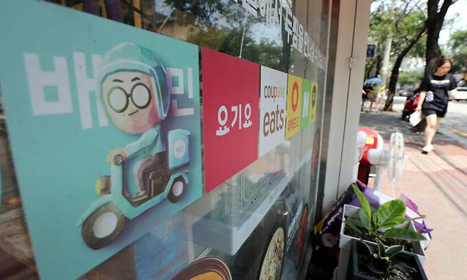 서울 강서구의 한 음식점 앞에 배달앱 3사 스티커가 붙어있다. 뉴시스