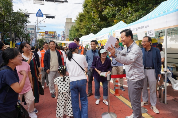 이승로(오른쪽 두 번째) 서울 성북구청장이 지난 28일 석관초등학교 앞 거리에서 ‘다다페스타’ 참가자들과 인사하고 있다. 성북구 제공