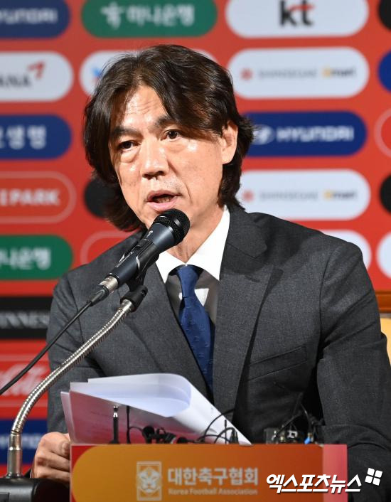 대한민국 축구 국가대표팀의 주장 손흥민이 부상을 당한 와중에도 10월 A매치에 소집됐다. 다만 홍명보 감독은 손흥민의 컨디션을 고려해 손흥민을 무리하게 출전시킬 생각은 없다면서 오히려 손흥민이 빠졌을 때를 대비한 플랜B를 세운 상태라고 설명했다. 대한축구협회는 30일 서울 종로구 신문로에 위치한 축구회관에서 오는 10월 2026 국제축구연맹(FIFA) 북중미 월드컵(캐나다·멕시코·미국 공동개최) 아시아 지역 3차 예선 2연전을 앞두고 10월 A매치 소집명단을 발표했다. 사진 엑스포츠뉴스 DB