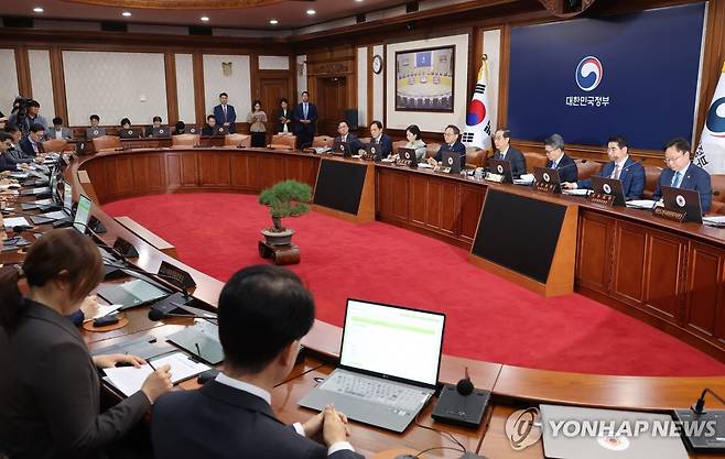 국무회의 주재하는 한덕수 국무총리 (서울=연합뉴스) 최재구 기자 = 한덕수 국무총리가 30일 서울 종로구 정부서울청사에서 국무회의를 주재하고 있다.2024.9.30 jjaeck9@yna.co.kr