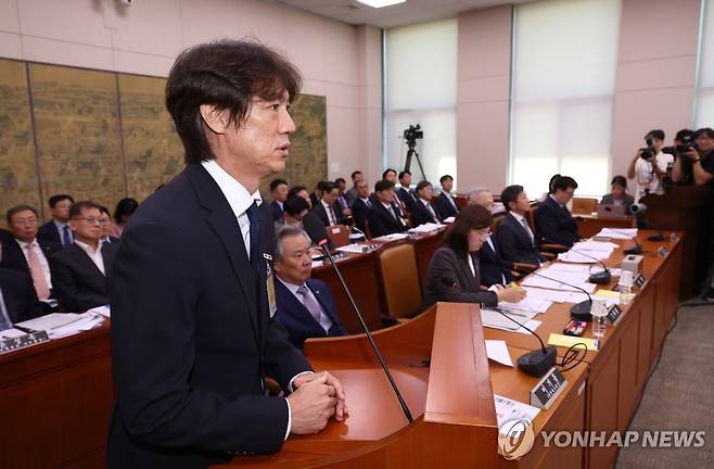 답변하는 홍명보 감독 (서울=연합뉴스) 신준희 기자 = 축구 국가대표팀 홍명보 감독이 24일 국회에서 열린 문화체육관광위원회 전체회의에 출석, 의원 질의에 답하고 있다. 2024.9.24 hama@yna.co.kr