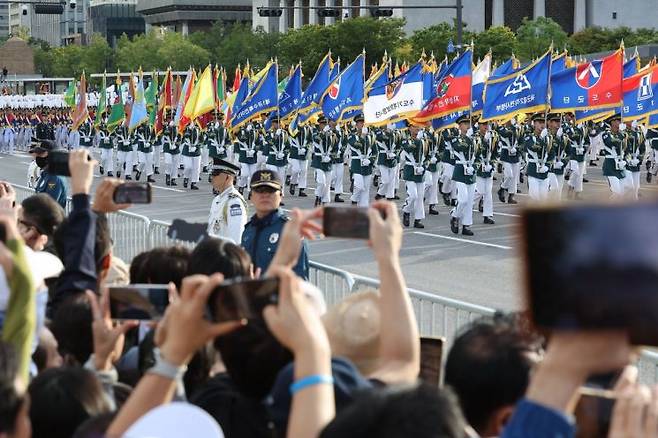 건군 제76주년 국군의 날 시가행진이 열린 1일 서울 세종대로에서 국군 기수단이 행진하고 있다. [이미지출처=연합뉴스]