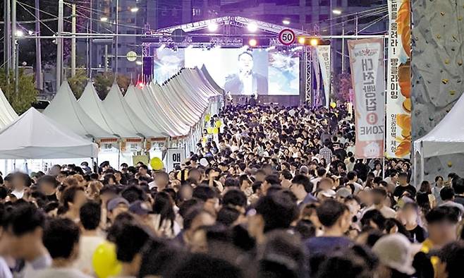 지난 28일 대전에서 열린 ‘빵 축제’ 현장의 모습. 관광객들이 행사장을 가득 메웠다. 축제가 열린 28~29일 이틀간 행사장을 찾은 방문객은 14만명에 달했다. /대전관광공사