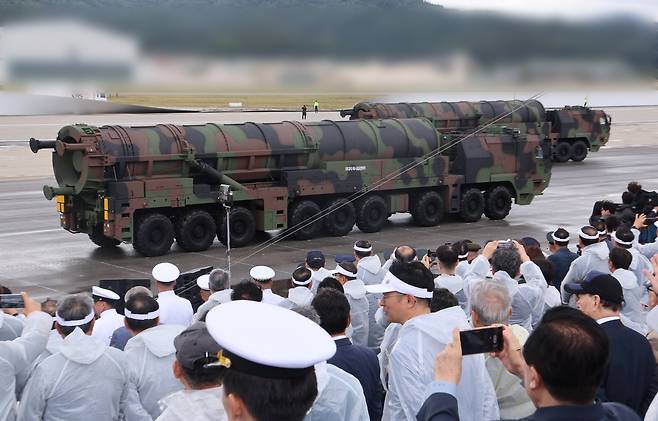 1일 오전 경기도 성남 서울공항에서 열린 건군 76주년 국군의날 기념식에서 지대지 미사일 '현무-5'가 분열하고 있다. /연합뉴스