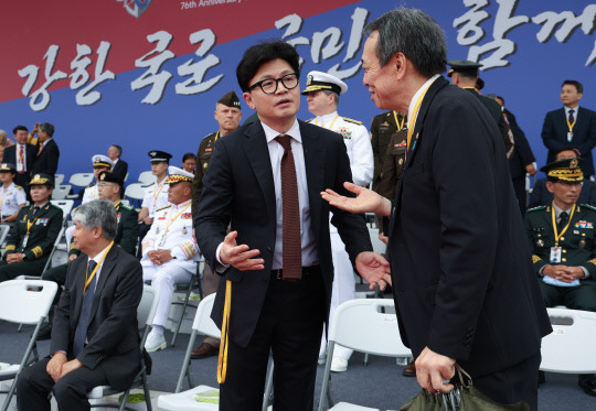 한동훈 국민의힘 대표가 1일 성남 서울공항에서 열린 건군 76주년 국군의날 기념식에 참석해 미즈시마 고이치 주한일본대사와 대화하고 있다. 연합뉴스