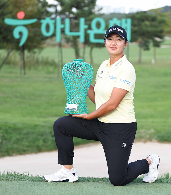 2024년 한국여자프로골프(KLPGA) 투어 하나금융그룹 챔피언십 우승을 차지한 마다솜 프로가 우승 트로피를 들고 있다. 사진제공=KLPGA