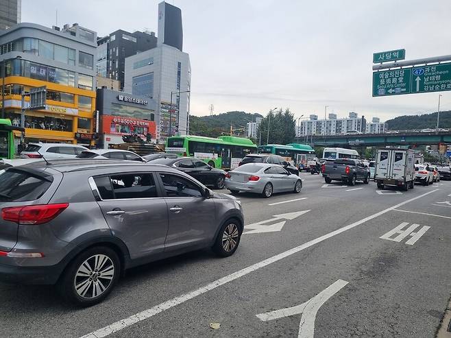 1일 오후 서울 숭례문과 광화문 일대에서 열리는 국군의날 시가행진 행사를 위해 기갑장비가 이동하는 동안 서울 동작구 동작대로(사당역∼이수역∼이수교차로) 일대가 교통 정체를 빚었다. 박고은 기자