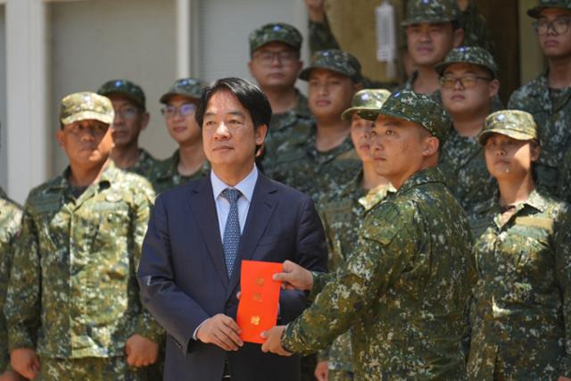 라이칭더 대만 총통이 지난달 6일 대만 북부 펑후섬의 한 군부대를 방문해 장병들과 기념사진을 찍고 있다. 펑후=AFP 연합뉴스