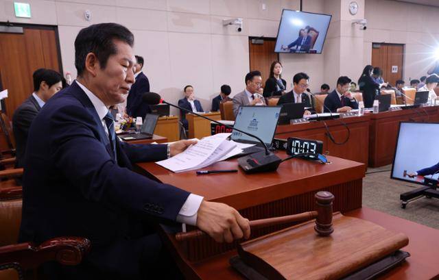 정청래 국회 법제사법위원장이 지난달 25일 서울 여의도 국회에서 열린 법사위 전체회의에서 의사봉을 두드리고 있다. 뉴시스