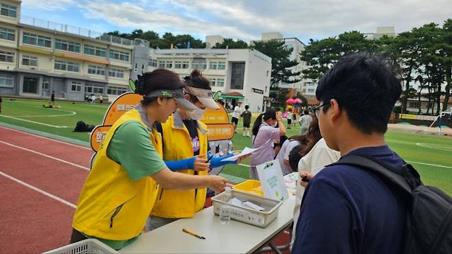 수거한 폐자원을 학교에 가져온 학생들 (사진, 서귀포시)