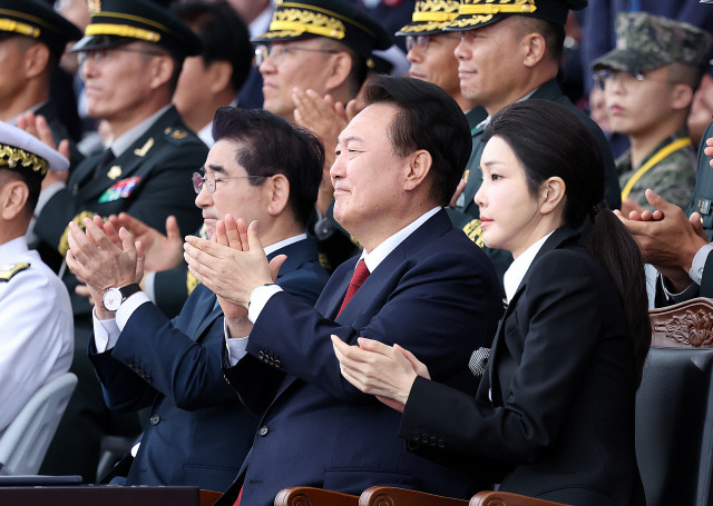 ▲ 윤석열 대통령과 부인 김건희 여사가 1일 성남 서울공항에서 열린 건군 76주년 국군의날 기념식에서 박수치고 있다. 연합뉴스