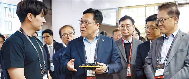김병환 금융위원장(오른쪽 네 번째)과 강석훈 산업은행 회장(첫 번째), 빈대인 BNK금융지주 회장(두 번째) 등이 1일 부산 벡스코에서 열린 ‘플라이 아시아 2024’ 참가 업체의 설명을 듣고 있다.  금융위원회 제공