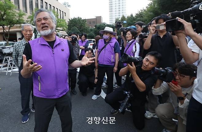 이태원 참사 부실 대응 혐의를 받는 박희영 서울 용산구청장이 30일 1심 선고로 무죄를 선고받고 서울 마포구 서울서부지법을 빠져나가자 유가족들이 분통을 터트리며 울고 있다. 김창길 기자