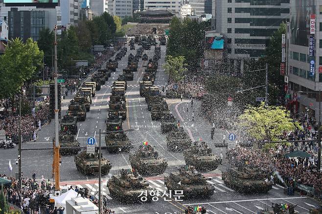 1일 서울 세종대로 광화문 광장에서 선군 76주년 국군의날 시가행진이 열리고 있다. 정효진 기자