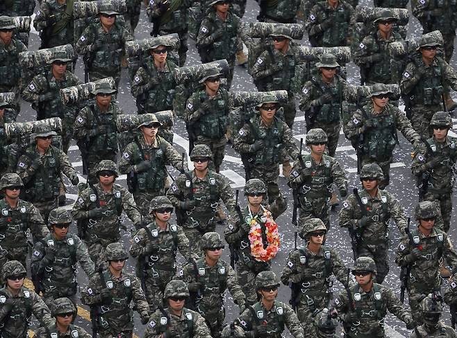 South Korean Marine Corps march on Sejongdaero on Tuesday, as a part of military parade held in celebration of South Korea's Armed Forces Day. (Yonhap)