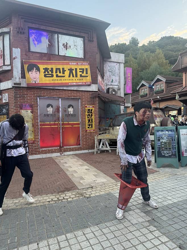 Actors dressed up as zombies entertain visitors at Everland's Blood City zone in Yongin Gyeonggi [YIM SEUNG-HYE]