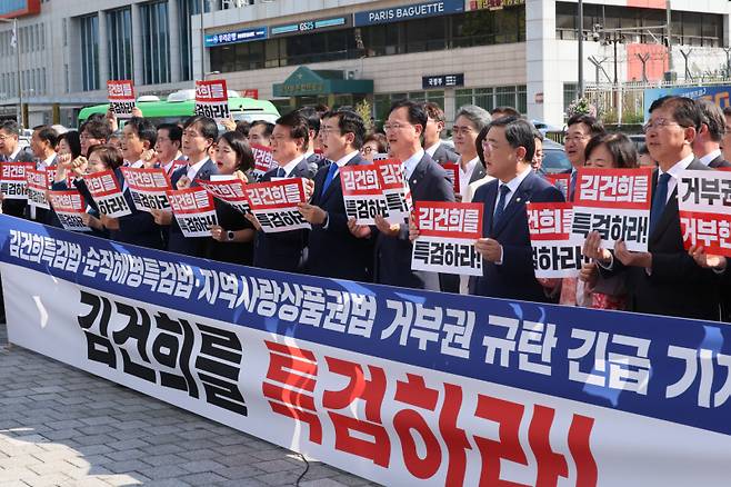 박찬대 원내대표가 30일 서울 용산구 대통령실 앞에서 열린 김건희 여사 특검법, 순직해병특검법·지역사랑상품권법 거부권 규탄 야5당 긴급 기자회견에서 발언하고 있다. 연합뉴스