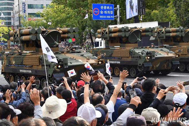 건군 76주년 국군의날 시가행진이 열린 1일 서울 광화문 광장 일대에서 단거리지대공유도무기 '천마'가 이동하고 있다.