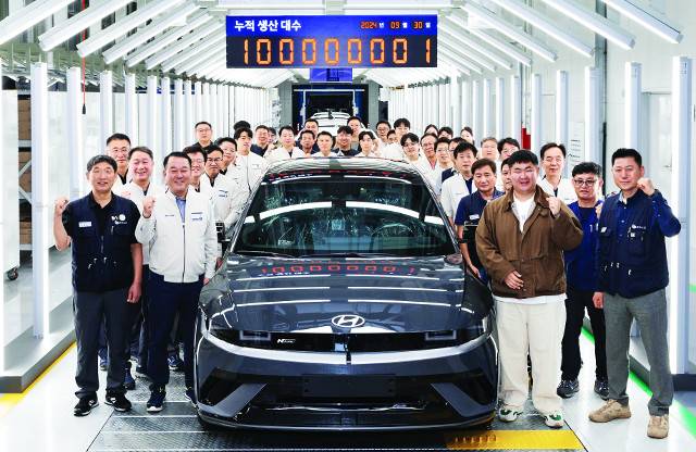 이동석(앞줄 왼쪽 두 번째) 현대차 국내생산담당 겸 CSO 사장과 문용문(앞줄 왼쪽 첫 번째) 노동조합 지부장, 1억 1번째 생산 차량을 구매한 김승현씨(앞줄 오른쪽 두 번째) 등이 30일 울산 출고센터에서 ‘글로벌 누적 차량 생산 1억 대 달성’ 기념 촬영을 하고 있다. 현대차 제공