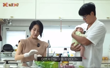 가수 겸 배우 이지훈의 아내가 최근 남편이 신생아를 안고 튀김 요리를 하는 모습을 공개했다 ‘안전불감증’ 논란이 일자 이에 대해 입장을 밝혔다. [사진출처 = 인스타그램]