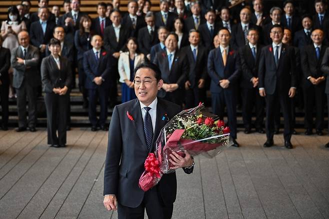 1일 내각을 해산하고 총리 공관을 떠나는 기시다 후미오 전 총리 [연합뉴스]