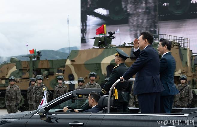 (서울=뉴스1) 송원영 기자 = 윤석열 대통령이 1일 오전 경기도 성남 서울공항에서 열린 건군 76주년 국군의날 기념식에서 김용현 국방부 장관과 사열하고 있다. (대통령실 제공) 2024.10.1/뉴스1  Copyright (C) 뉴스1. All rights reserved. 무단 전재 및 재배포,  AI학습 이용 금지. /사진=(서울=뉴스1) 송원영 기자