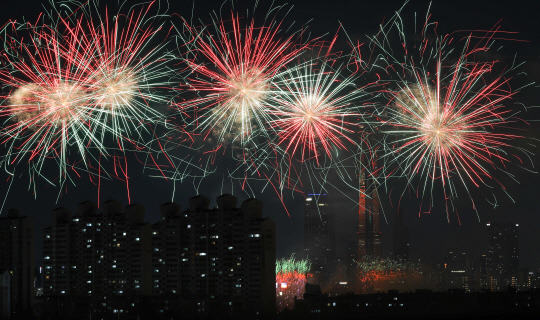 7일 오후 서울 여의도 한강공원 일대에서 열린 ‘2023 서울세계불꽃축제’ 모습. 뉴시스