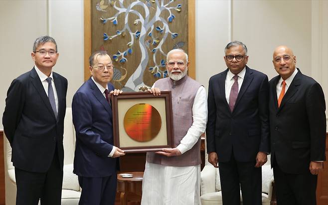 나렌드라 모디(왼쪽 세 번째) 인도 총리가 프랭크 황(왼쪽 두 번째) 대만 PSMC 회장, 마틴 추(맨 왼쪽) PSMC CEO, 란디르 타쿠르(오른쪽 두 번째) 타타일렉트로닉스 CEO와 26일(현지시간) 인도 뉴델리에서 회담을 갖고 기념촬영하고 있다. [나렌드라 모디 X]