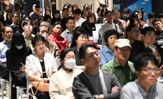 1일 오후 서울 강남구 코엑스 더플라츠에서 열린 헤럴드 머니 페스타 2024에서 참석자들이 이재만 하나증권 글로벌투자분석실장의 강연을 경청하고 있다. 임세준 기자