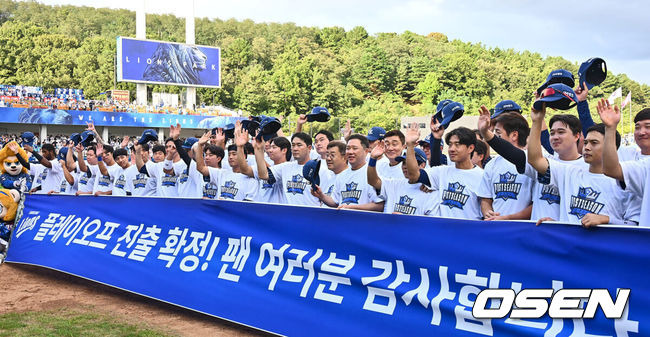 [OSEN=대구, 이석우 기자] 22일 대구삼성라이온즈파크에서 2024 신한 SOL 뱅크 KBO 리그 삼성 라이온즈와 키움 히어로즈의 경기가 열렸다. 홈팀 삼성은 원태인이 방문팀 키움은 후라도가 선발 출전했다. 삼성 라이온즈 박진만 감독이 정규리그 2위와 플레이오프 진출을 확정짓고 팬들에게 감사 인사를 하고 있다. 2024.09.22 / foto0307@osen.co.kr