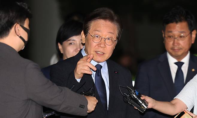 더불어민주당 이재명 대표가 30일 서울 서초구 서울중앙지법에서 열린 위증교사 혐의 관련 1심 결심공판을 마친 뒤 법원을 나서며 취재진의 질문에 답하고 있다. 연합뉴스