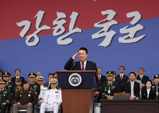 윤석열 대통령이 1일 성남 서울공항에서 열린 건군 76주년 국군의날 기념식에서 기념사를 마치고 거수경례를 하고 있다. ⓒ대통령실통신사진기자단